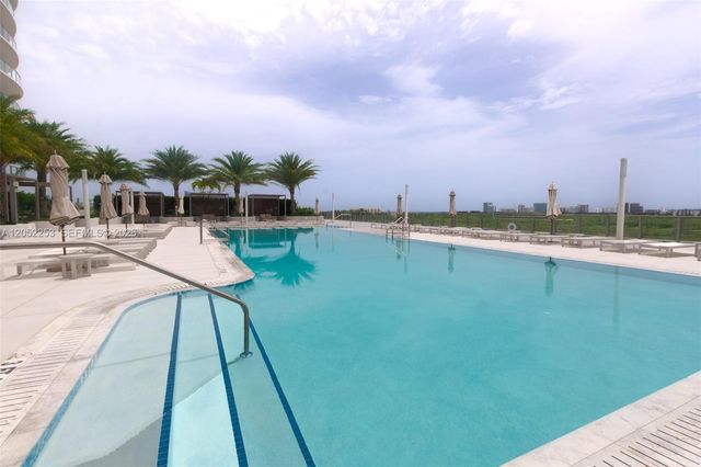 2411 Laguna Circle 1704, North Miami, FL 33181