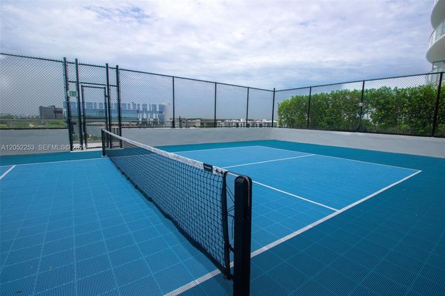 2411 Laguna Circle 1704, North Miami, FL 33181