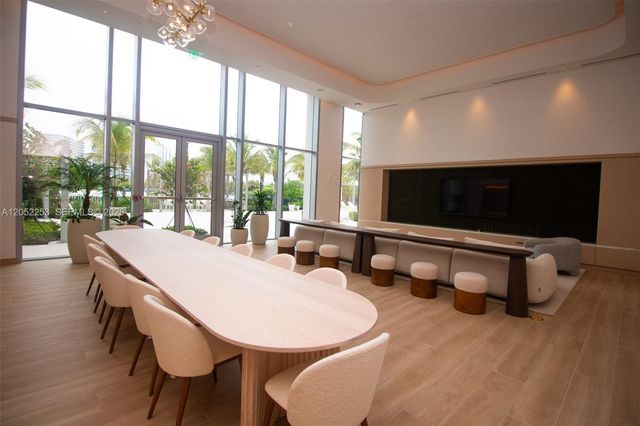2411 Laguna Circle 1704, North Miami, FL 33181