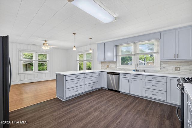 302 W Wilmington Street, Burgaw, NC 28425