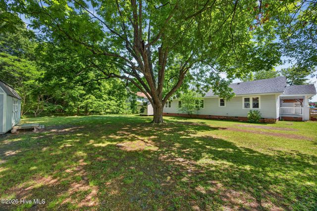 302 W Wilmington Street, Burgaw, NC 28425