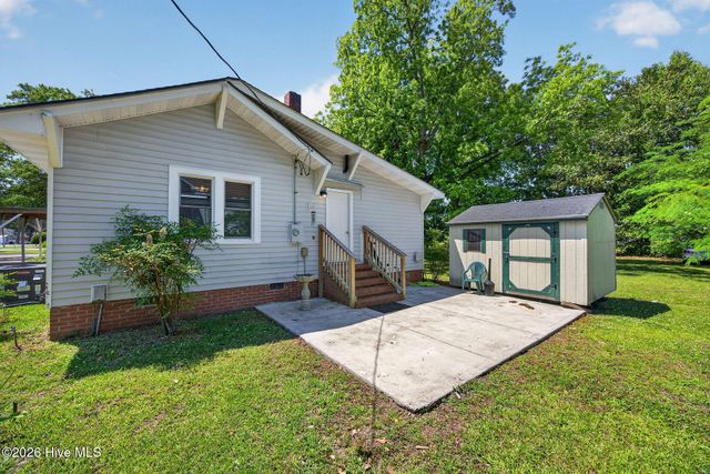302 W Wilmington Street, Burgaw, NC 28425