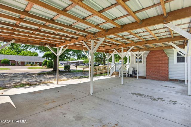 302 W Wilmington Street, Burgaw, NC 28425