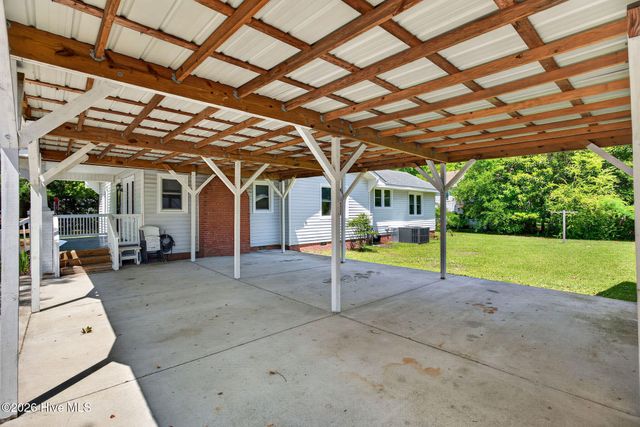 302 W Wilmington Street, Burgaw, NC 28425