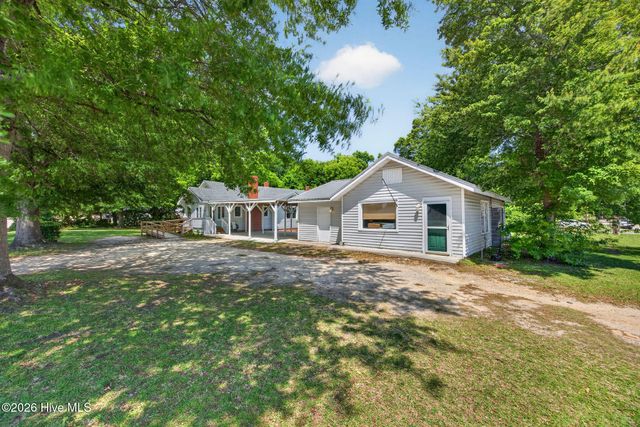 302 W Wilmington Street, Burgaw, NC 28425