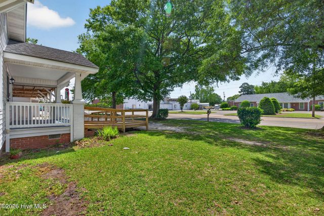 302 W Wilmington Street, Burgaw, NC 28425