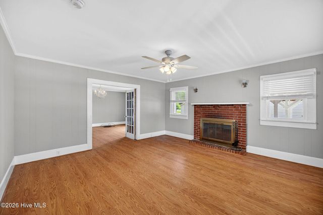 302 W Wilmington Street, Burgaw, NC 28425