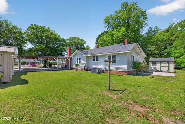 302 W Wilmington Street, Burgaw, NC 28425