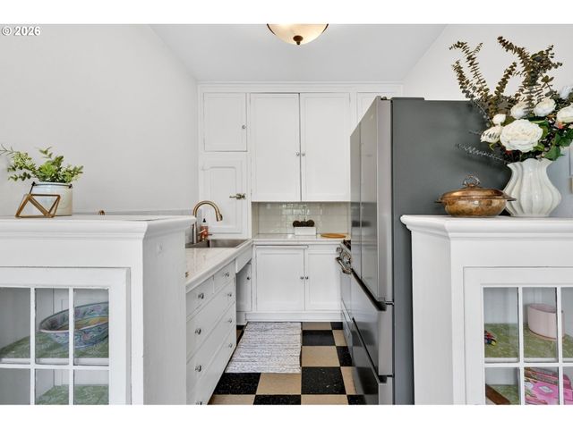 709 Sw 16TH Ave 302, Portland, OR 97205