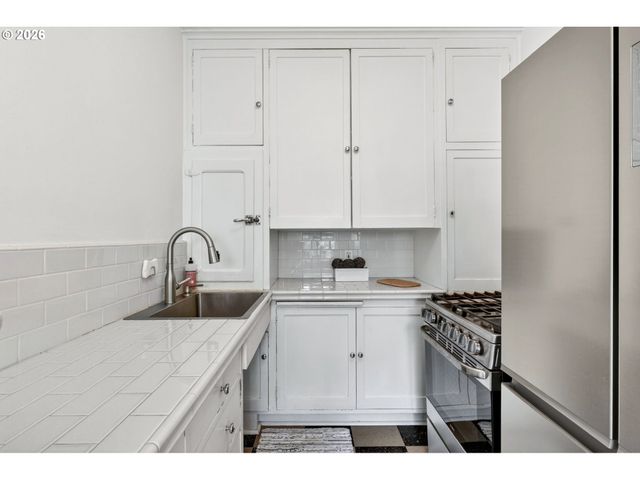709 Sw 16TH Ave 302, Portland, OR 97205
