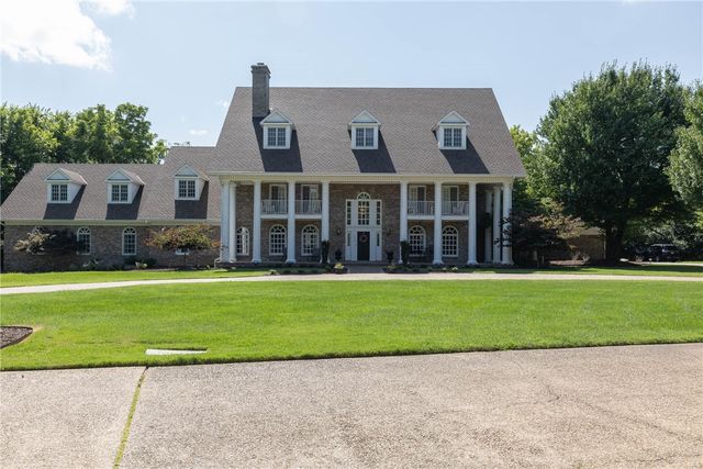 2669 N Sherwood Lane, Fayetteville, AR 72703