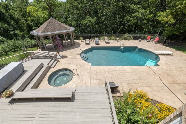 2669 N Sherwood Lane, Fayetteville, AR 72703