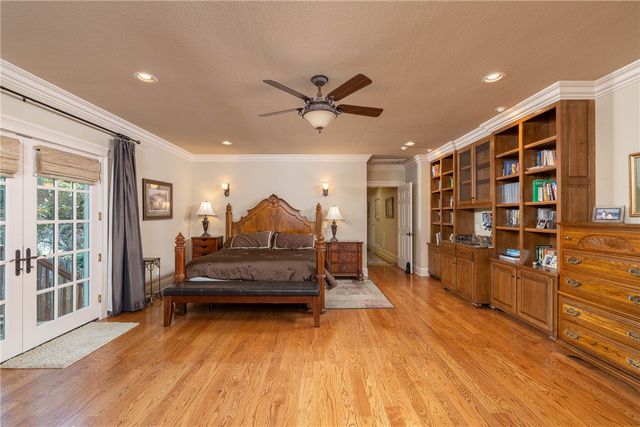 2669 N Sherwood Lane, Fayetteville, AR 72703