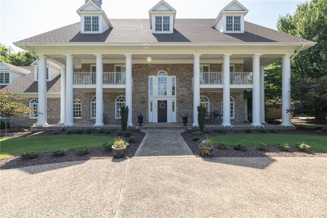 2669 N Sherwood Lane, Fayetteville, AR 72703