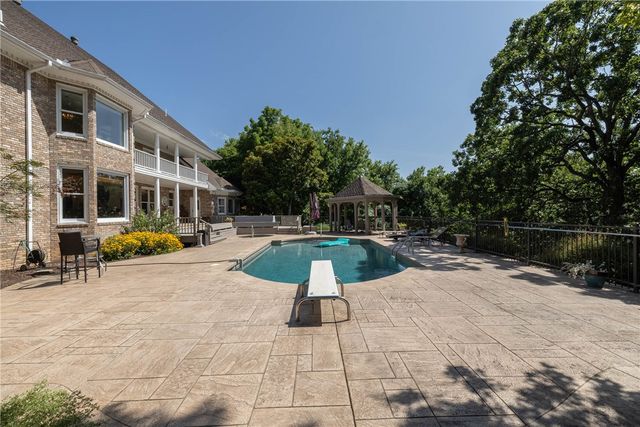 2669 N Sherwood Lane, Fayetteville, AR 72703