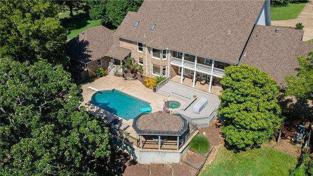 2669 N Sherwood Lane, Fayetteville, AR 72703