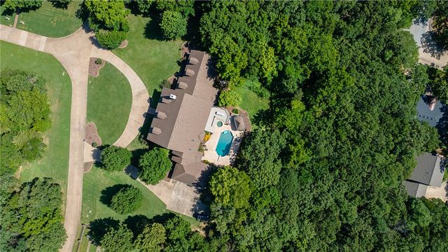 2669 N Sherwood Lane, Fayetteville, AR 72703