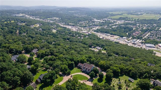 2669 N Sherwood Lane, Fayetteville, AR 72703