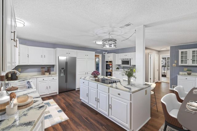 8264 WHISPERING PINES CIR, Memphis, TN 38139