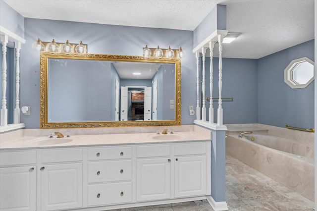 8264 WHISPERING PINES CIR, Memphis, TN 38139