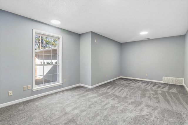 8264 WHISPERING PINES CIR, Memphis, TN 38139