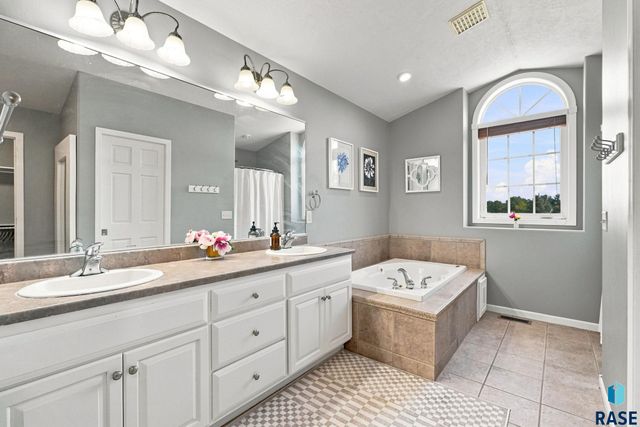 7305 S Russet Dr Drive, Sioux Falls, SD 57108