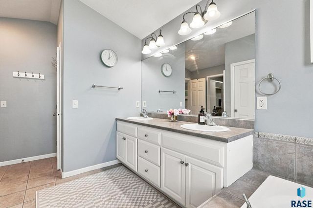 7305 S Russet Dr Drive, Sioux Falls, SD 57108