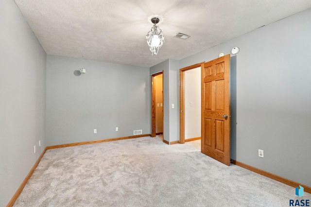 7305 S Russet Dr Drive, Sioux Falls, SD 57108