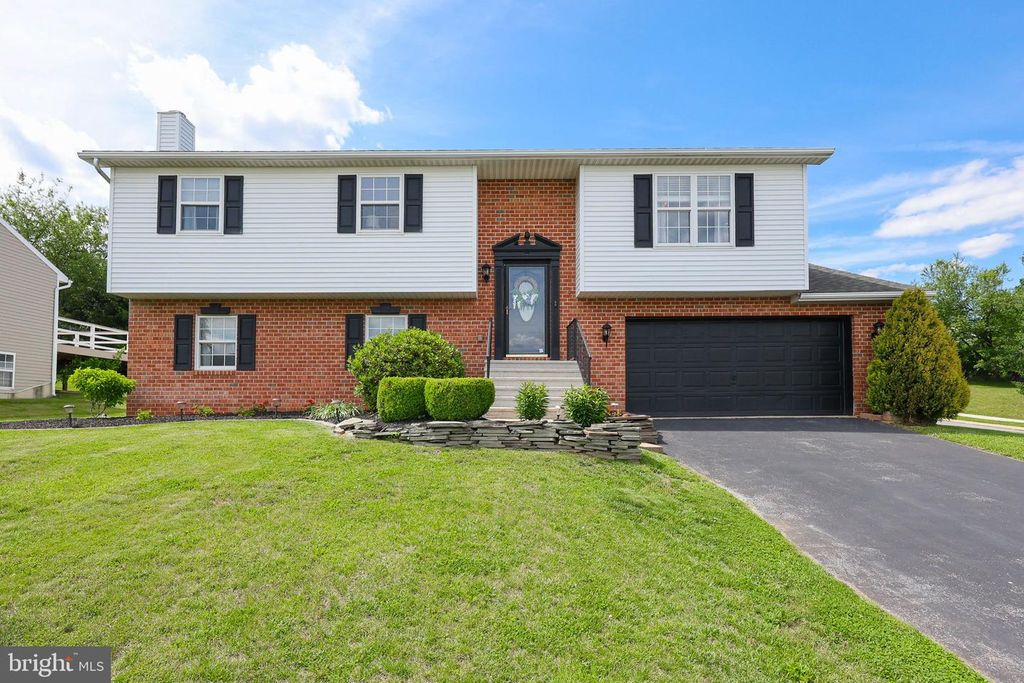170 OVERVIEW CIR W, Red Lion, PA 17356