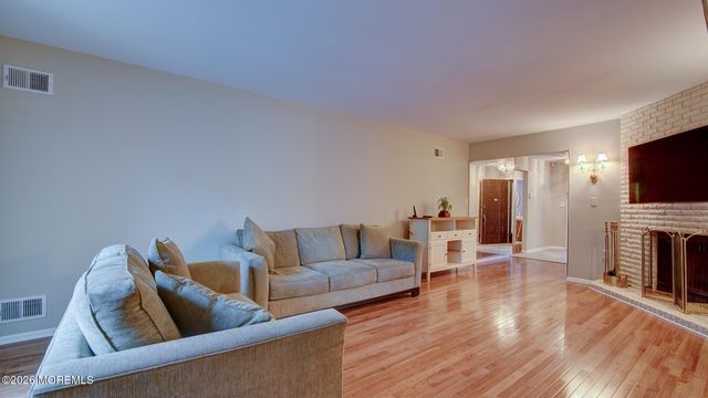 7 Lakeview Drive, Marlboro, NJ 07746