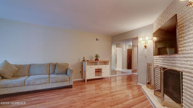 7 Lakeview Drive, Marlboro, NJ 07746