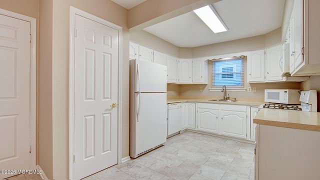 7 Lakeview Drive, Marlboro, NJ 07746