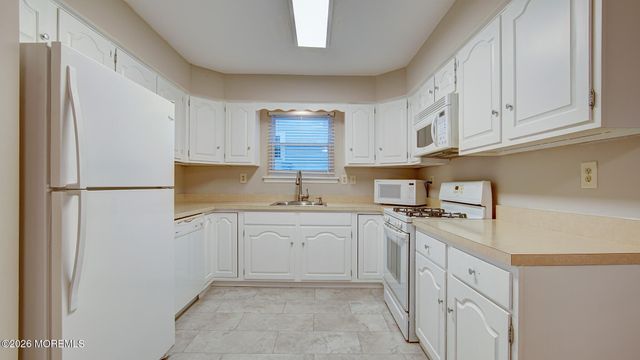 7 Lakeview Drive, Marlboro, NJ 07746