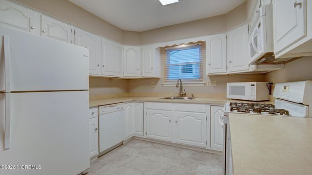 7 Lakeview Drive, Marlboro, NJ 07746