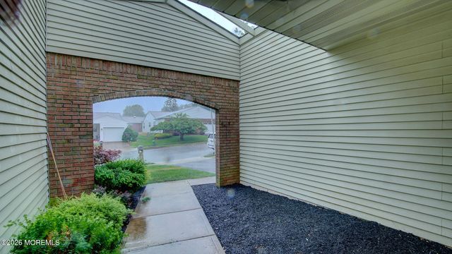 7 Lakeview Drive, Marlboro, NJ 07746