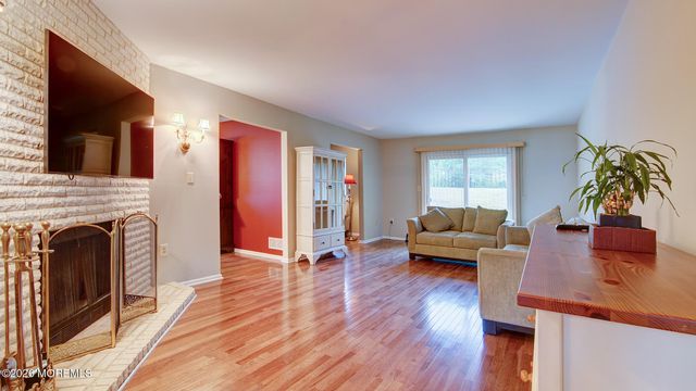 7 Lakeview Drive, Marlboro, NJ 07746