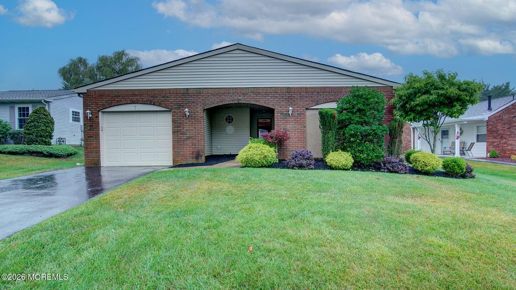7 Lakeview Drive, Marlboro, NJ 07746