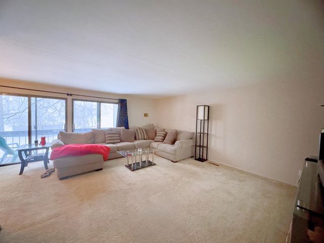 527 Oakbrook Circle, Flushing, MI 48433