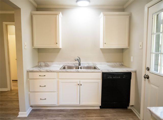 2720 Hanger Avenue, Fort Worth, TX 76105