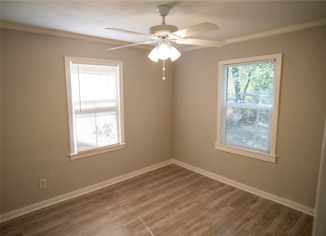 2720 Hanger Avenue, Fort Worth, TX 76105