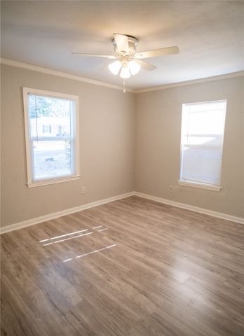2720 Hanger Avenue, Fort Worth, TX 76105