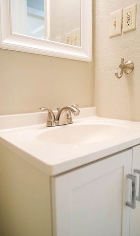2720 Hanger Avenue, Fort Worth, TX 76105