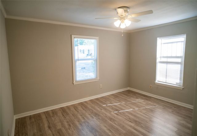 2720 Hanger Avenue, Fort Worth, TX 76105
