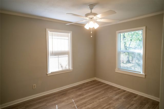 2720 Hanger Avenue, Fort Worth, TX 76105