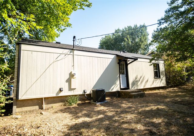 2720 Hanger Avenue, Fort Worth, TX 76105