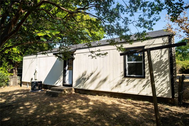 2720 Hanger Avenue, Fort Worth, TX 76105