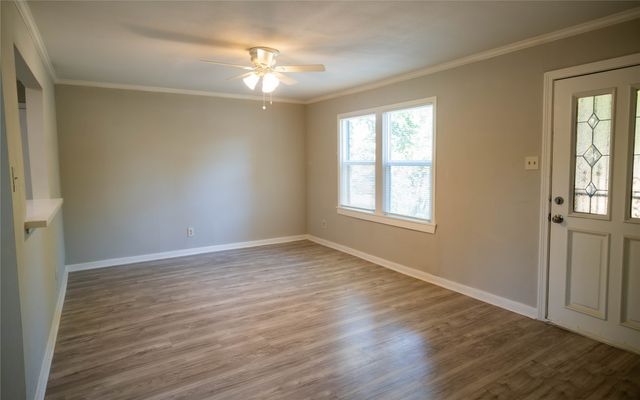 2720 Hanger Avenue, Fort Worth, TX 76105