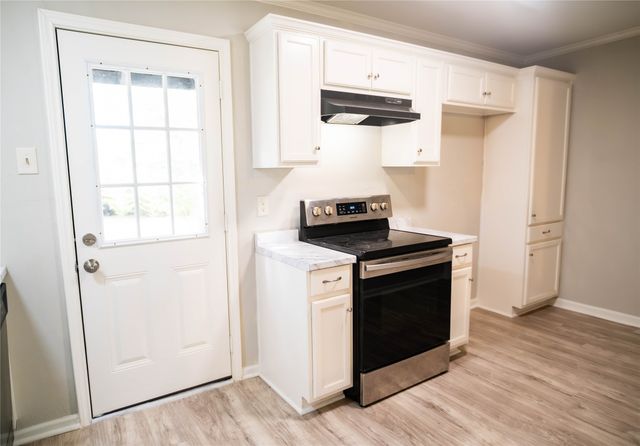 2720 Hanger Avenue, Fort Worth, TX 76105