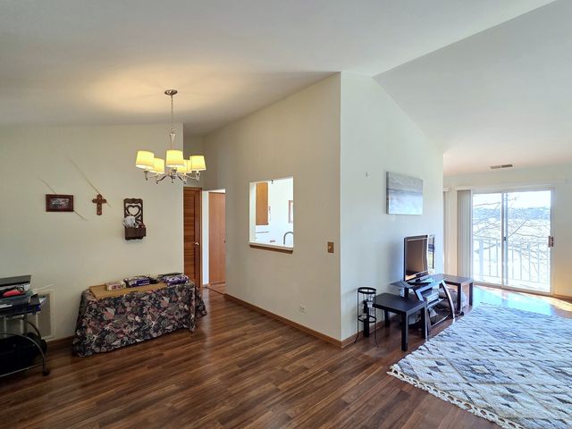 745 W Streamwood Boulevard B, Streamwood, IL 60107