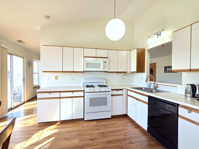 745 W Streamwood Boulevard B, Streamwood, IL 60107